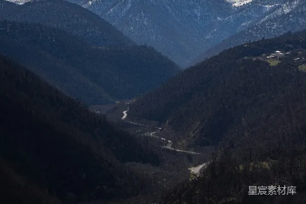背景中有山的山谷景色