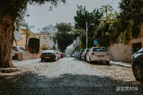 一条两边停满汽车的街道