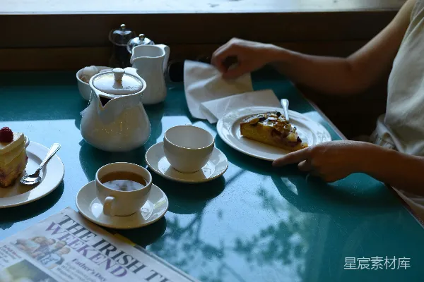 高清摄影 一张摆满食物盘和咖啡杯的桌子