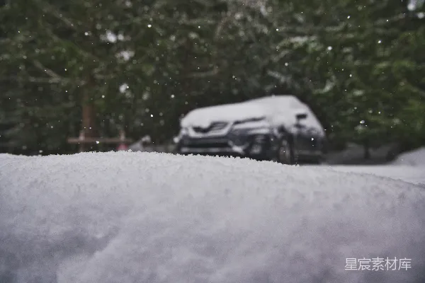 雪地里停着一辆白色的小汽车