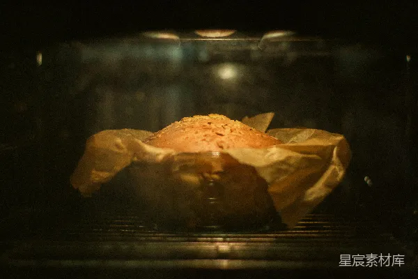 高清摄影 一袋面包正在烤箱里烤。