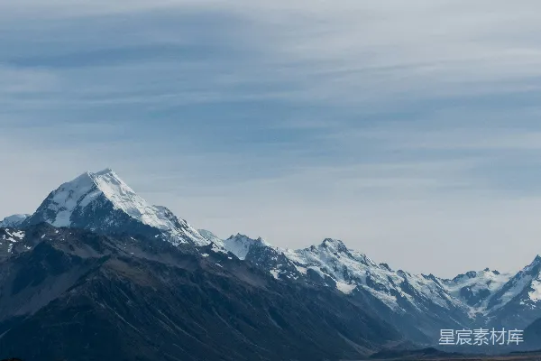 覆盖着白雪的山峦