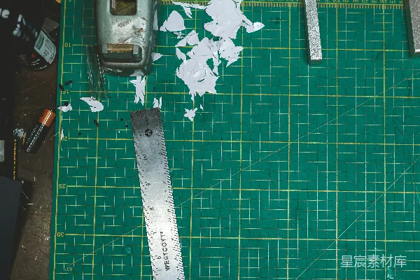 高清摄影 用尺子切割垫子产生的碎片