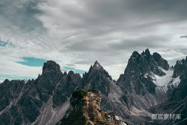 云层下的 jagged 山峰
