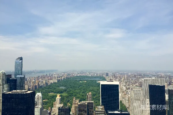 阴云密布下城市的建筑蓝图