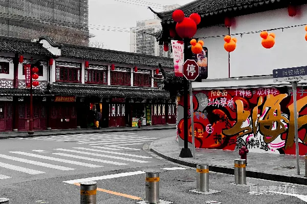 红白相间的混凝土建筑