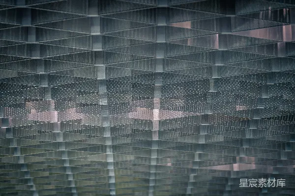 一栋有众多窗户的模糊建筑图像