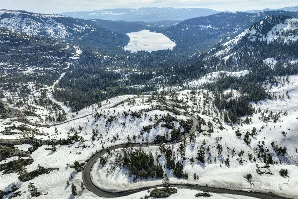 覆雪的山峦俯瞰图