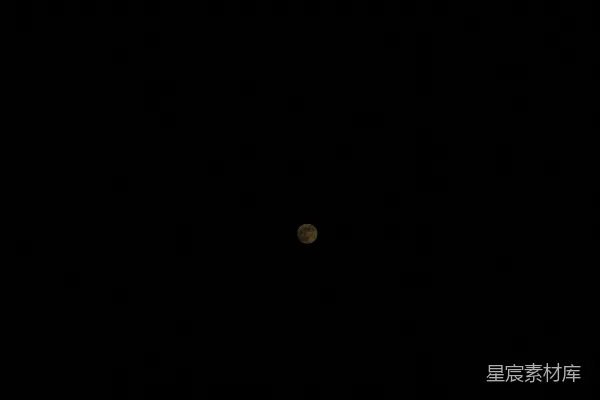 夜空中一颗渺小的卫星