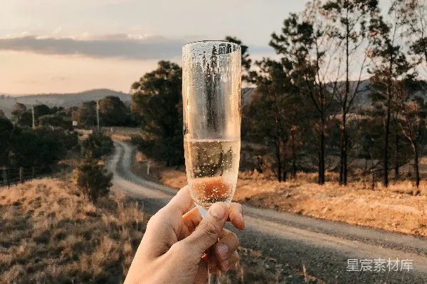 清空高脚杯