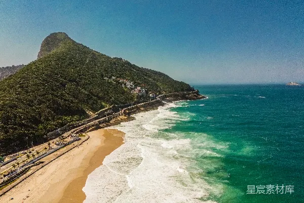 背景中有山的海滩俯视图