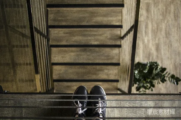一个人站在栏杆旁往下看
