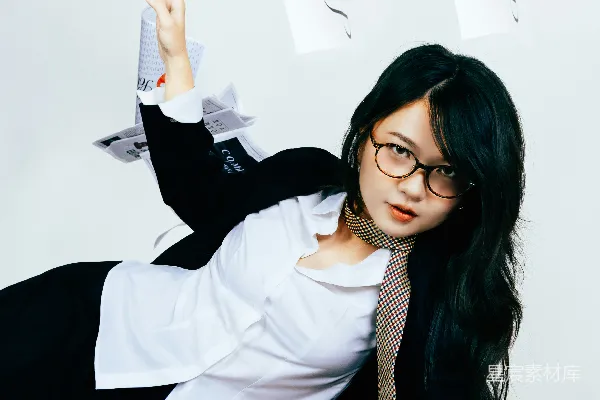 高清摄影 身着商务装的女性，周围飞舞着文件。
