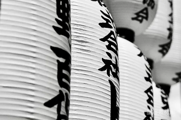 高清摄影 带有日文的白色灯笼一排排挂着。