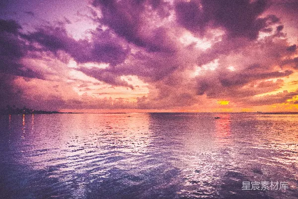 金色时刻的大海