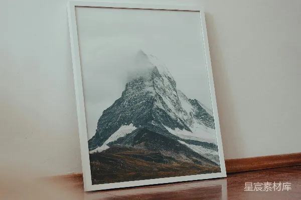 白木框的山水画