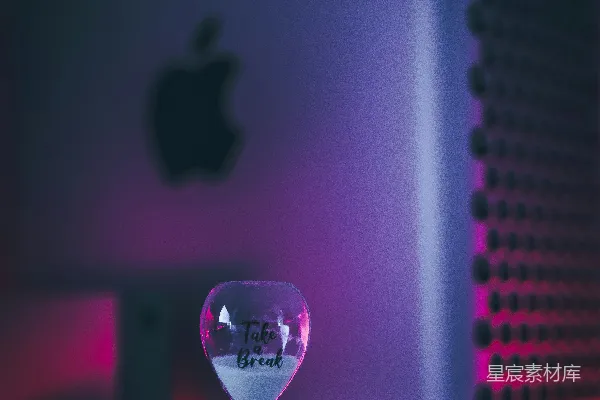 透明玻璃钟表配粉色灯光