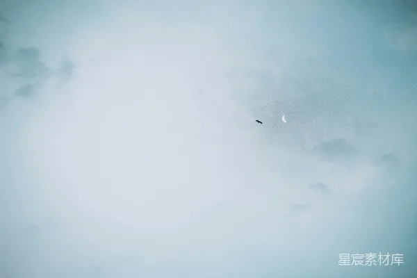 空中飞机在白云密布的蓝天中白天景象