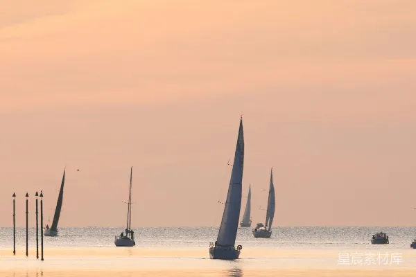 一群帆船漂浮在水面上
