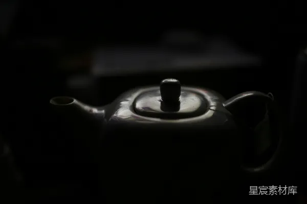 带茶壶顶盖的黑茶罐