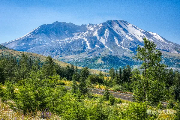 高清摄影 一座山穿过一条路