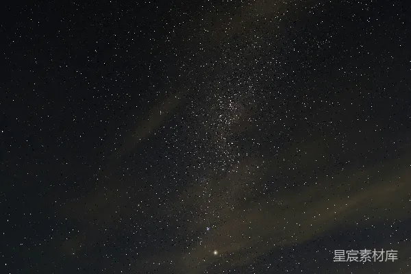 满天星光，银河可见。
