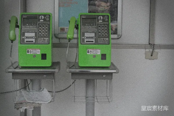 高清摄影 一张桌子上的绿色电话