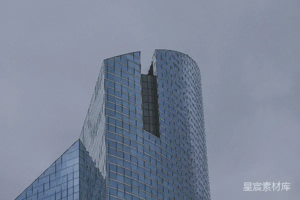 一座带有侧挂钟的高大玻璃建筑
