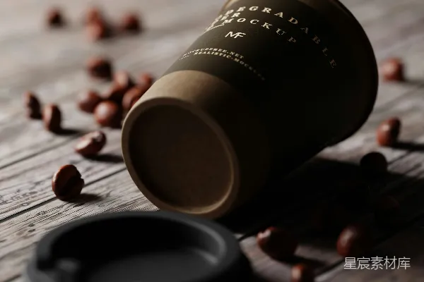 高清摄影 一个咖啡杯放在一张木桌上。