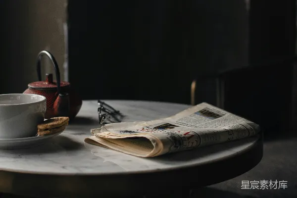 白瓷茶杯置于白瓷盘中，置于棕色木桌上。