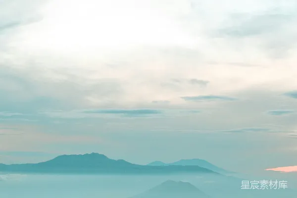 白雲映照下的綠山當日光