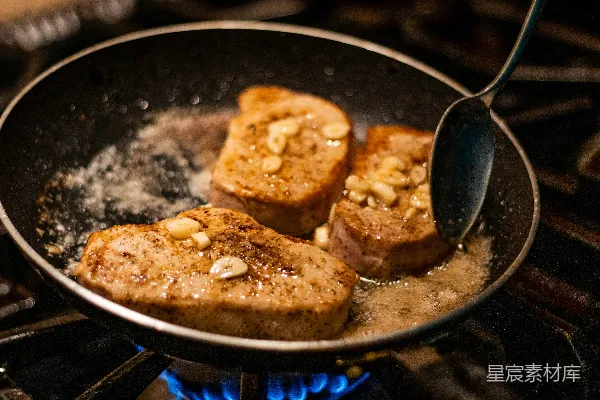 黑铁 skillet里的炸食