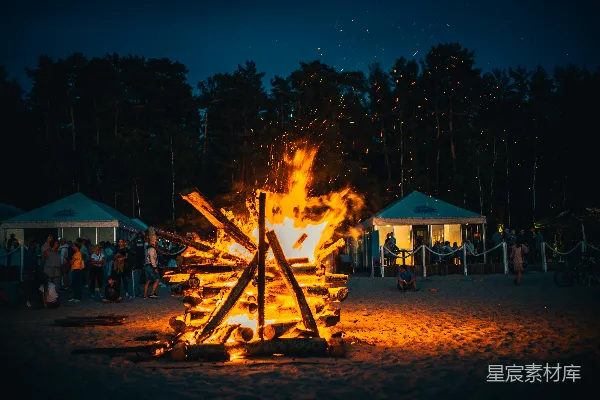 夜晚白桦木房屋附近燃起篝火