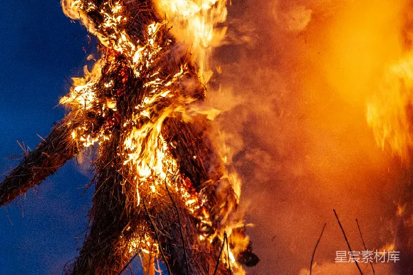 夜间田野中着火了