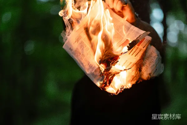 高清摄影 一个人拿着一张写着火的纸