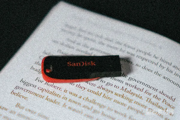 高清摄影 红色和黑色的闪存驱动器在白色的打印纸上