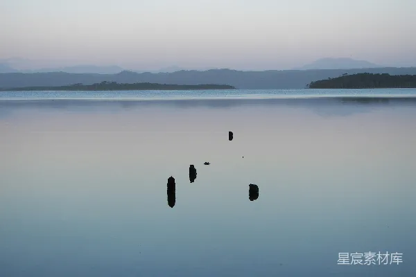 有岩石的水域