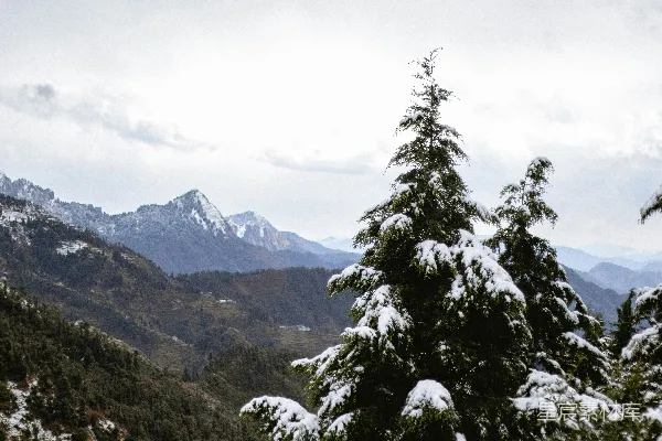 一片覆盖着白雪的山峦景象