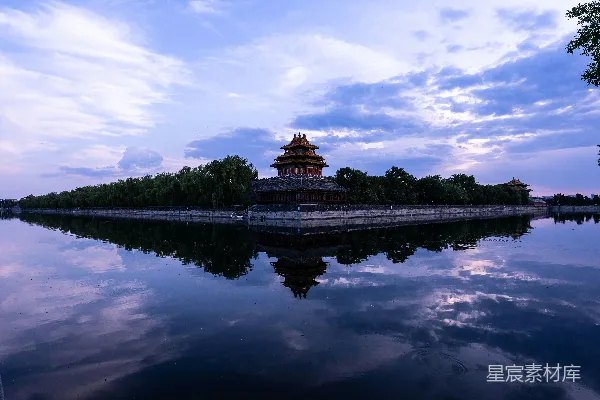 故宫映照在平静的水面。
