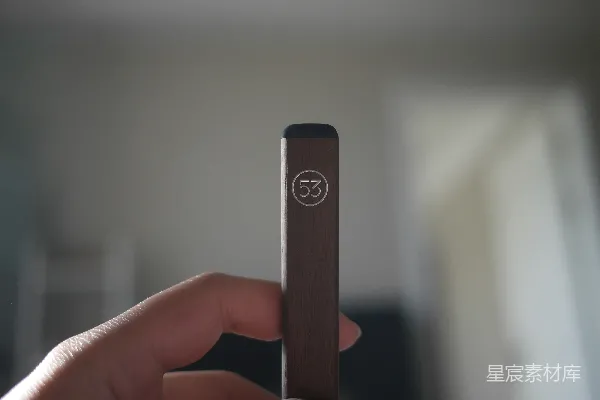 高清摄影 一个手里拿着手机的人