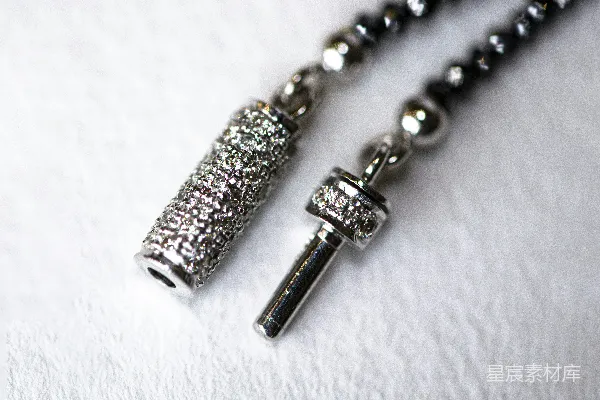 一颗闪耀项链扣的详细视图。