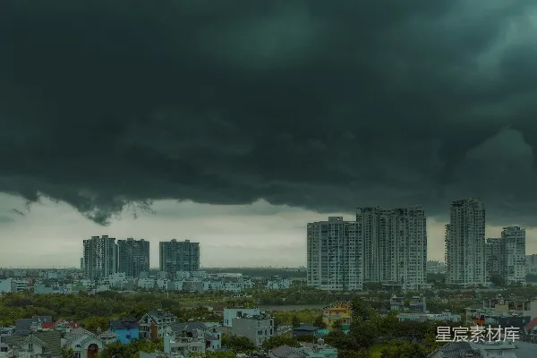 城市在灰暗的云层笼罩下白天的 skyline