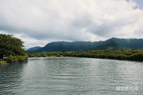 平静的河流穿行于葱绿的山川之间。