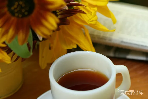 高清摄影 一杯茶和一片面包放在盘子上