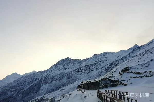 白天覆雪的山峦
