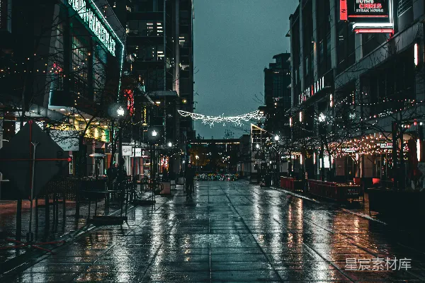 夜晚的城市街道上人们在人行道上行走
