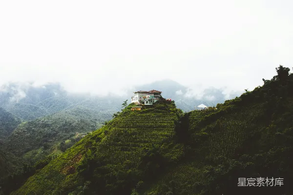 山间白天的白色混凝土房屋