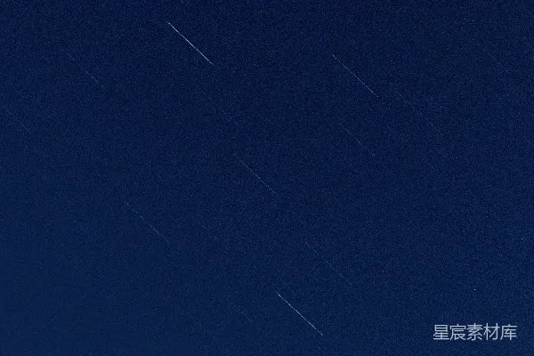 山顶有一座房子的夜晚