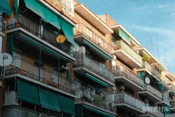 带阳台和绿色遮阳篷的公寓楼