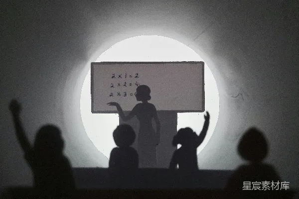 高清摄影 一群人在白板前站着。